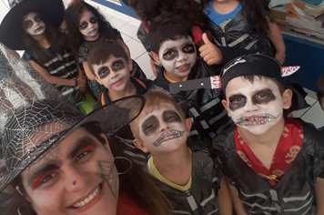 CRECHE ESCOLA PROFESSORA ANACLITE ADELASIR REALIZA DIA DO HALLOWEEN 