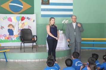 Bispo de ourinhos visita escola municipal de taguai 