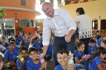 PREFEITO JAIR ENTREGA OVOS DE PÁSCOA PARA ALUNOS DAS ESCOLAS MUNICIPAIS 