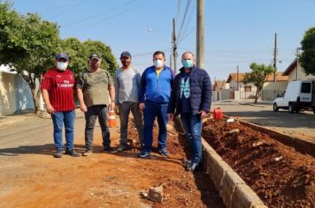 PREFEITO EDINHO CONFERE OBRA NA AVENIDA APÓSTOLO BÉRGAMO