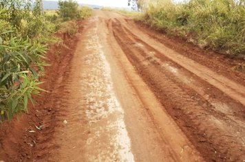 SETOR DE OBRAS E SERVIÇOS DA PREFEITURA DA SEQUENCIA AOS TRABALHOS DE RECUPERAÇÃO DE ESTRADAS RURAIS