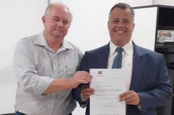 PREFEITO MUNICIPAL JAIR CARNIATO ASSINA CONVÊNIO DE R$ 400 MIL REAIS PARA RECAPEAMENTO ASFÁLTICO