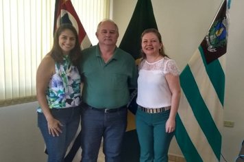 DIRETORA DO CENTRO DE ESTUDOS DE LÍNGUA DA EE Dr. JOAQUIM GUILHERME MOREIRA PORTO DE PIRAJU AGRADECE AO PREFEITO PELA PARCERIA