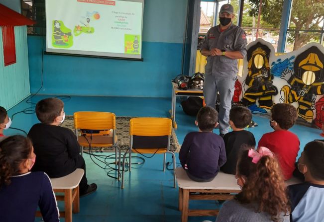 ESCOLA DELMIRA GOBBO REALIZA PALESTRA COM BOMBEIRO TALES OLIVEIRA