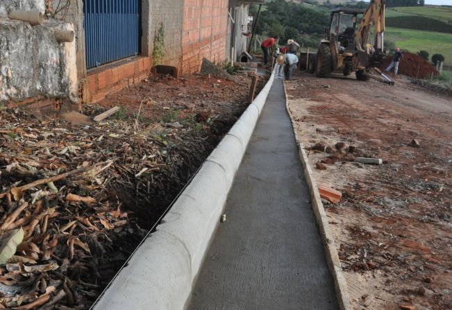 RUA MARIA BERNADETE CARBONERA RECEBE MELHORIAS