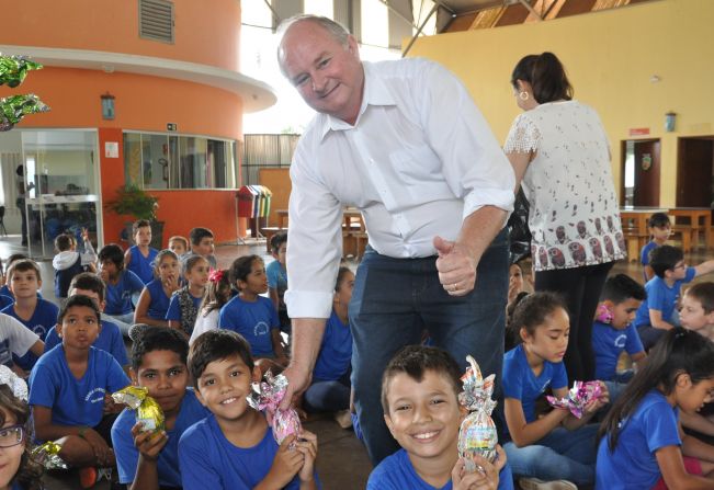 PREFEITO JAIR ENTREGA OVOS DE PÁSCOA PARA ALUNOS DAS ESCOLAS MUNICIPAIS 