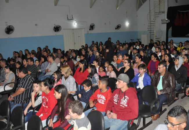 ENTREGA DE MEDALHAS PARA ALUNOS BOM DE ESCOLA ACONTECE EM TAGUAÍ