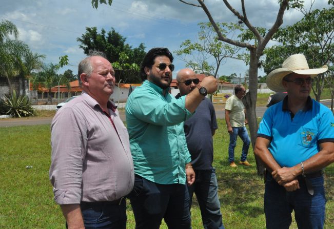 ENGENHEIRO DO DER DE PIRAJU VISITA TAGUAÍ PARA DAR A BOA NOTÍCIA QUE NO INÍCIO DO ANO SERÃO COLOCADOS RADAR E LOMBADAS NA RODOVIA PRÓXIMO A CHÁCARA DO GUINHO 