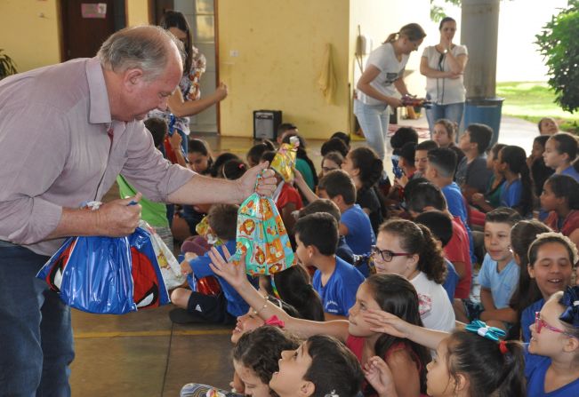 CRIANÇAS DAS ESCOLAS MUNICIPAIS RECEBEM PRESENTES DE NATAL  