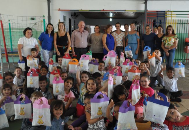 PREFEITO JAIR ENTREGA OVOS DE PÁSCOA PARA ALUNOS DAS ESCOLAS MUNICIPAIS 