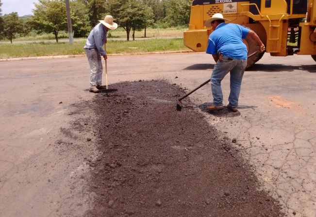 OPERAÇÃO TAPA BURACO ACONTECE NA AVENIDA APÓSTOLO BÉRGAMO