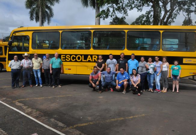 PREFEITO E VEREADORES CONQUISTAM DOIS ÔNIBUS OKM PARA A EDUCAÇÃO E UM CAMINHÃO OKM PARA SERVIÇOS GERAIS 