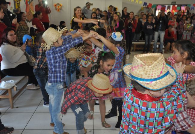 ESCOLAS MUNICIPAIS REALIZAM FESTA JUNINA