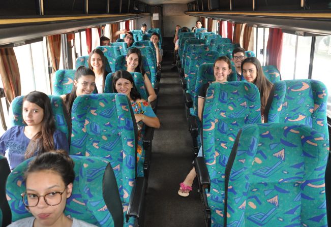 ÔNIBUS DA PREFEITURA LEVA JOVENS PARA A REALIZAÇÃO DA PROVA DO ENEM EM PIRAJU